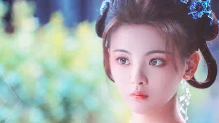 杨超越《七时吉祥》路透图曝光 扎双麻花辫表情古灵精怪