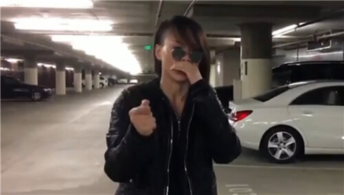 张玮赴国外游玩狂晒幸福 一路狂捂嘴是在闹哪样
