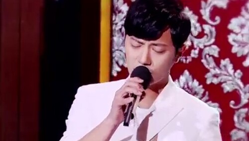 晋久中文十级毕业 倾心献唱《月亮代表我的心》