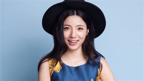 什么鬼！超女现场跳台新闻联播？大眼美女模仿赵忠祥播《动物世界》
