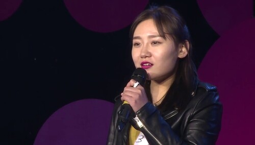 还是得走心啊！话剧美眉歌唱嘹亮遭吐槽不够走心