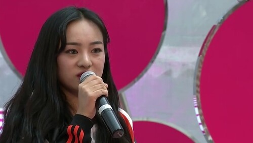 上场之间做好心理准备 选手太过紧张演唱直哆嗦