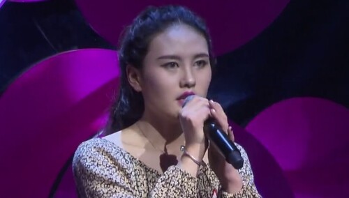 2016超级女声四川唱区海选第2场：艺能网红钟颖演绎魔性纸杯架子鼓