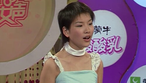 2005超级女声杭州唱区海选第二场：短发女孩香肩小露魅惑感十足