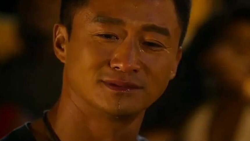 《战狼2》片段：不明子弹 一段往事！冷锋为龙小云踏上非洲之旅