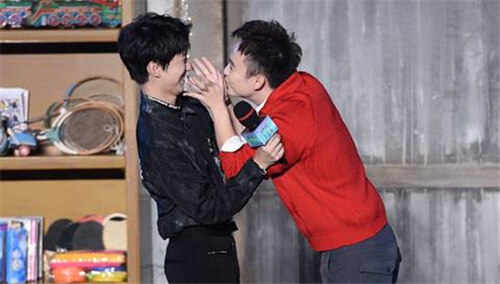 【Sunday资讯】董子健三度“强吻”王俊凯 迪丽热巴尝试短发造型