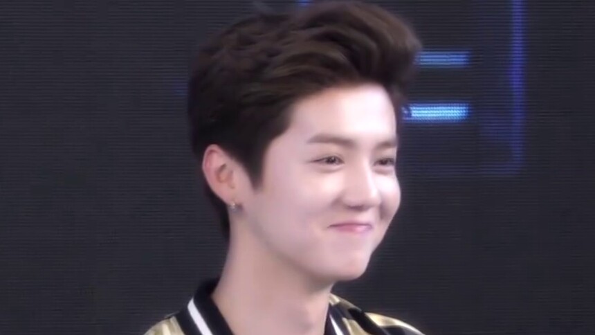 鹿晗心动瞬间系列饭拍 冲着镜头笑起来真美好