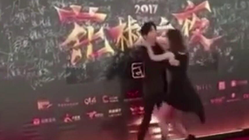 薛之谦被强吻，女演员赵韩樱子现场晕倒，这个红毯戏好多！