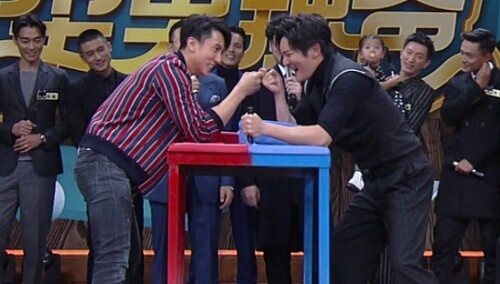 郭京飞吴尊PK扳手腕 型男辣爸组队决战