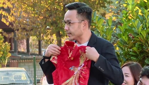 杨乐乐要吃醋了 汪涵送美女旗袍收获一枚飞吻