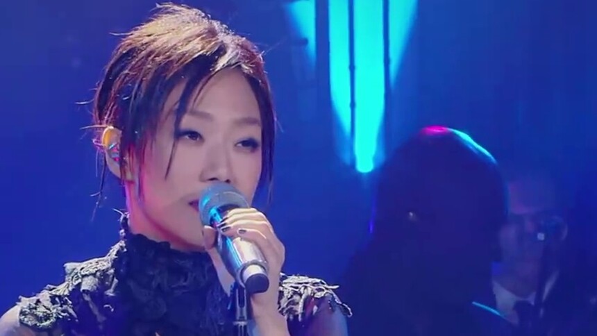 林忆莲经曲再现《不必在乎我是谁》 live女王用歌声支配全场