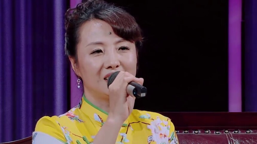 真的豁出去了 王伊辰妈妈开叉旗袍露长腿大秀身材