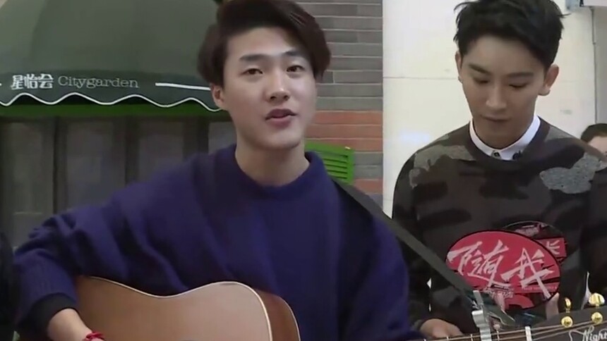 紫衣小哥吉他弹唱《平凡之路》致敬朴树 唱嗨谭佑铭全场欢呼