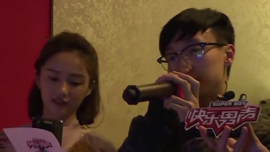 小伙开唱KTV金曲《雨一直下》 付梦妮甜蜜对唱神配合
