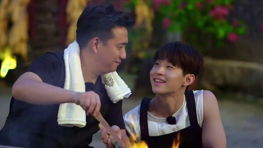 黄小厨亲授炸酱技艺 刘宪华惊呆秒变小迷弟