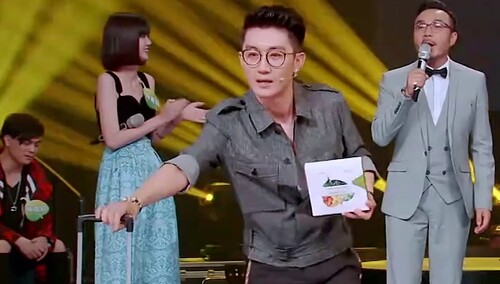 一点也不生硬！杨迪金志文走秀尬广告