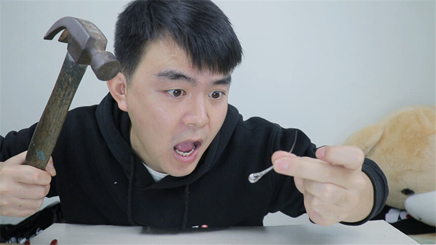 【翔翔大作战】比钻石还要坚硬的玻璃，竟能承受20吨的重量，只有一个方法可以弄碎