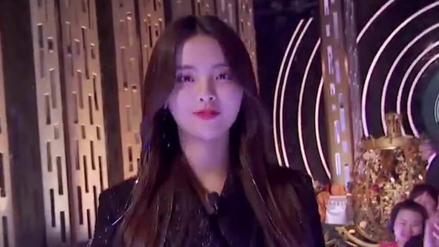 c位主咖杨超越！变南瓜公主惊艳出场，张绍刚巫师装扮笑skr人