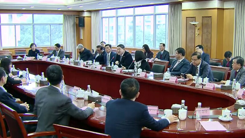 杨维刚与韩国庆尚北道议会代表团座谈