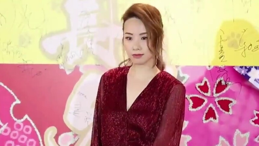 【娱闻壹姐】没有王子陪伴很迷糊，邓丽欣频迷路吃饭心不在焉