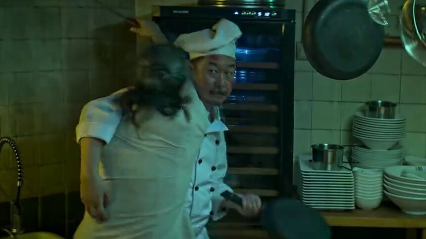 《龙虾刑警》片段：两位老哥厨房缠斗 刘桦用平底锅敲打张锦程