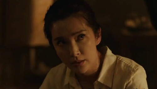 《谜巢》片段：好奇队友被蜘蛛咬伤 李冰冰不顾危险镇定救人
