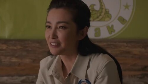 《谜巢》片段：李冰冰成动物学老师 拿假蛇吓小朋友逗乐