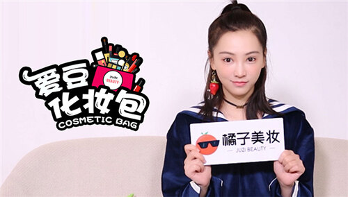 【爱豆化妆包】黄灿灿化妆包里有什么？连粉饼都是美少女战士同款