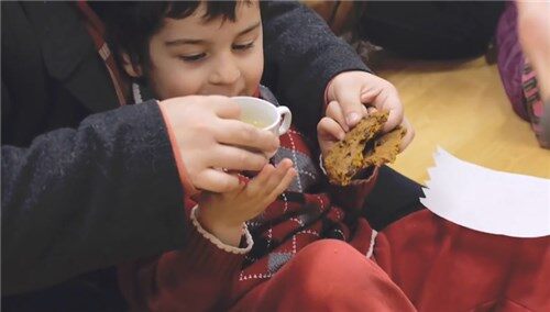 【萌人宝宝】宝宝1岁后这样吃辅食，可能会偏瘦又偏矮，个子落后别人一大截