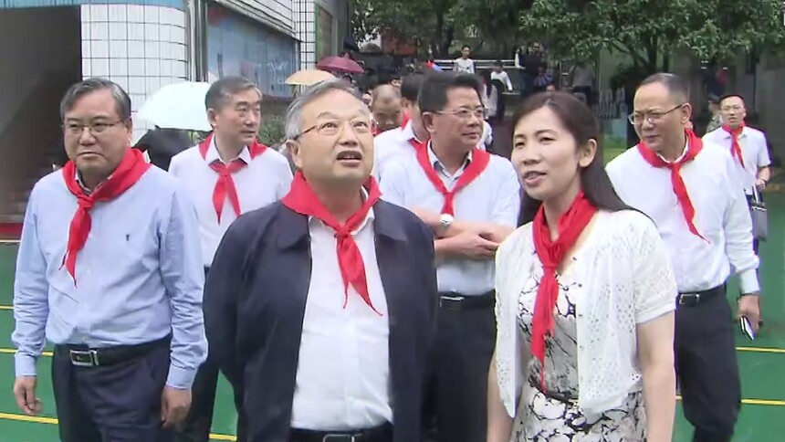 王柯敏“六一”前夕看望慰问儿童