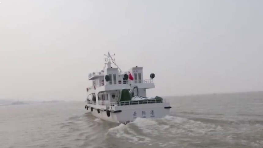 岳阳：湘海巡15001艇首航执法 洞庭湖巡航再添“利器”
