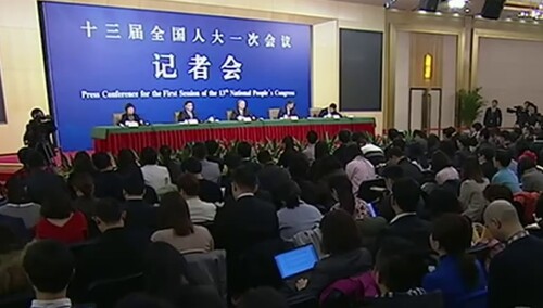 十三届全国人大一次会议新闻中心举行记者会 周小川：数字货币要确保安全可靠再推广 不能让人有一夜暴富的幻想