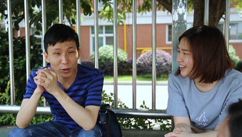 【我们的旗帜】大学生方逸体验盲人教师、盲人世界男子游泳冠军郭洋的生活