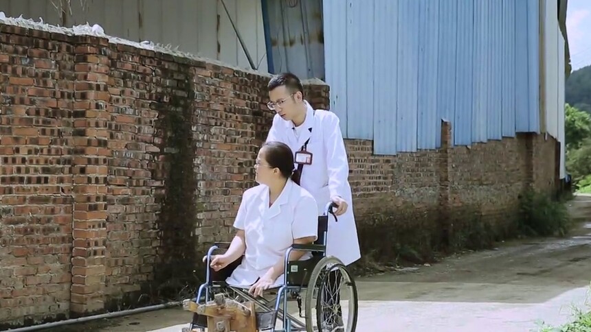 【我们的旗帜 第二季】医学生体验板凳医生李菊洪的生活