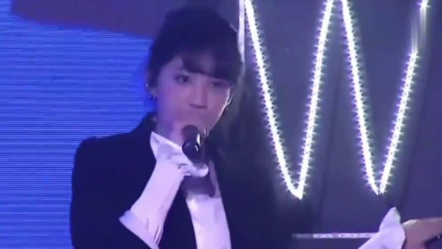 《Look what you made me do》李艺彤生日会翻唱