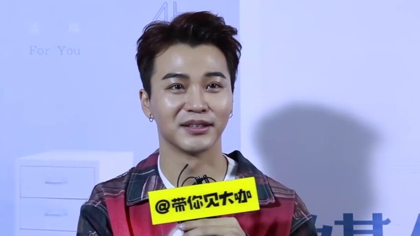 孟瑞向你问好，与粉丝亲密互动，大秀“少爷版迪斯科”魅力四射