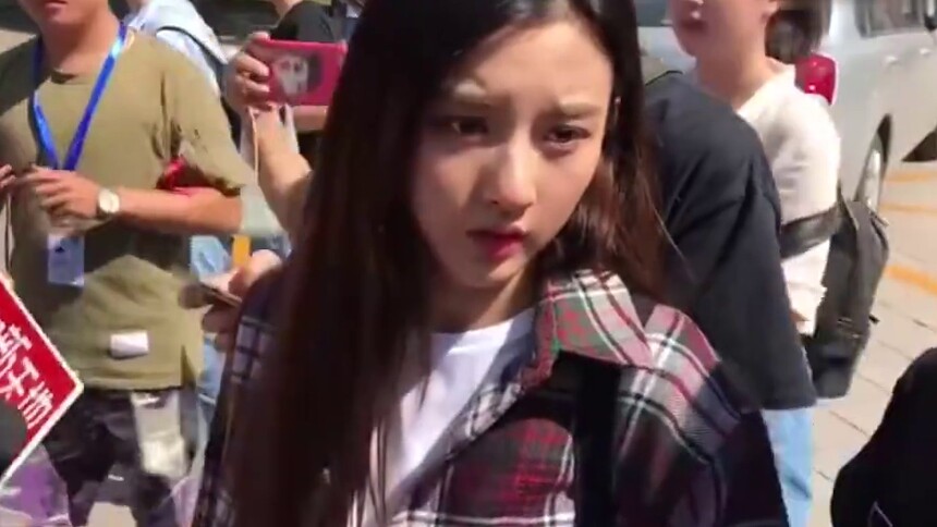 宋祖儿北京电影学院报到，身穿白T搭牛仔热裤，外穿格子衬衫活力满满！