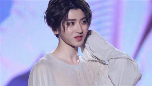 蔡徐坤湿身，好身材一览无余，蔡徐坤胸肌了解一下！