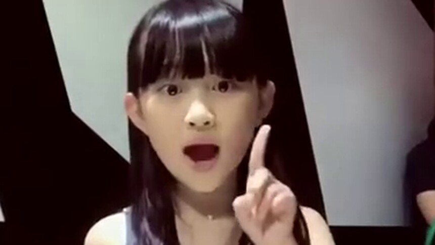送你两颗小心心要不要，小葡萄自学手指舞，手指灵活度大考验