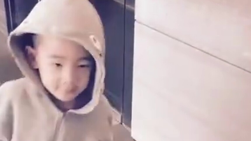 jasper身穿灰色卫衣，伴着爱豆的音乐舞蹈，舞姿很帅气啊