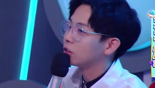 男人敷面膜原来是这样的！胡夏美容起来忘记时间