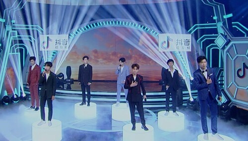 徐浩彭昱畅合体演绎励志歌曲《飞》，曾经的小小少年都已长大