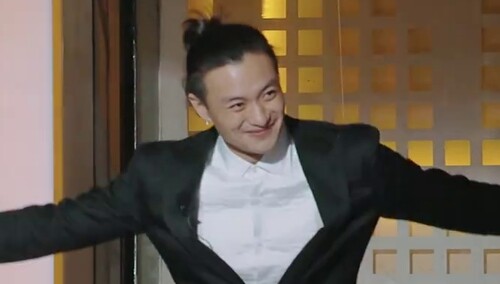为周帅疯狂打电话！周一围实力演绎能靠颜值偏要靠才华