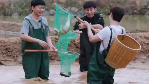 神秘的客人：张杰老公力max，滚泥塘为爱抓鱼！谢娜甜蜜洒满蘑菇屋