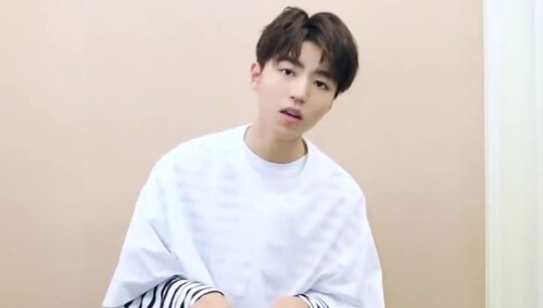 王俊凯钢琴首秀《说好的幸福呢》，认真追星的男孩子太帅