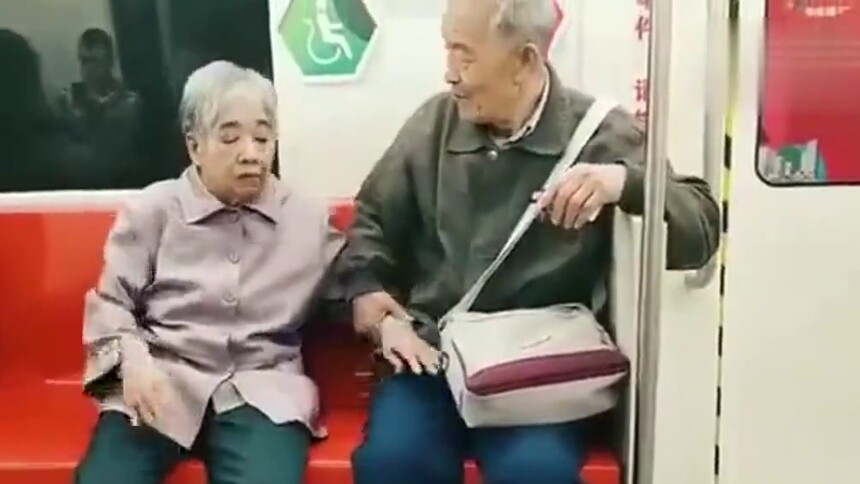 父母是如何优雅地秀恩爱？地铁上拍到的一幕，让人感动，相濡以沫的他们是这么做的