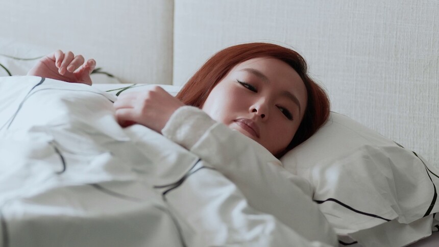 《格子间女人》第20集看点：程睿敏扶谭斌回家？