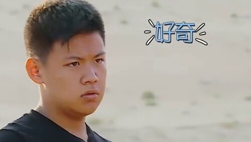 摔跤也需要仪式感，舒子曦何山带着满脸好奇学习进场动作