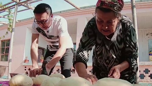 吴刚老师打馕课程欢乐多 和当地大娘对话全靠猜