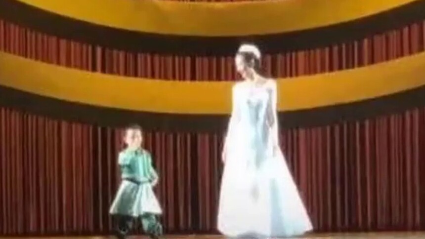 佟丽娅儿子朵朵正脸曝光 演唱会落幕时和佟丽娅同台鞠躬